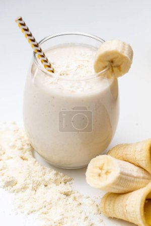 Téléchargez les photos : Un milkshake aux bananes en fond blanc - en image libre de droit