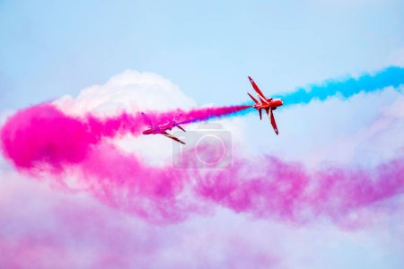 Téléchargez les photos : L "équipe de voltige rouge au salon aérien RIAT à Fairford, Angleterre, Royaume-Uni - en image libre de droit