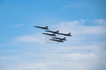 Téléchargez les photos : Un spectacle aérien avec Blue Angels survolant la ville - en image libre de droit