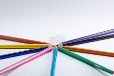 Foto de Un primer plano de coloridos lápices de madera aislados sobre fondo blanco - Imagen libre de derechos