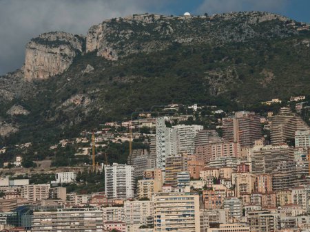 Téléchargez les photos : Un plan de drone de Monaco face à une montagne au ciel nuageux - en image libre de droit