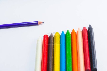 Téléchargez les photos : La cire de couleur et les crayons en bois isolés sur un fond blanc - en image libre de droit