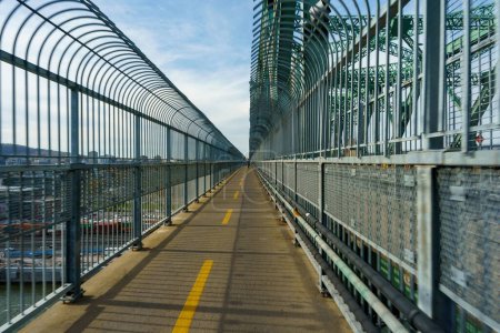 Foto de Un camino en un puente con su barrera protectora en la ciudad de Montreal, Canadá - Imagen libre de derechos