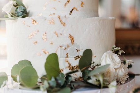 Foto de Un primer plano de un pastel de boda blanco decorado con rosas - Imagen libre de derechos