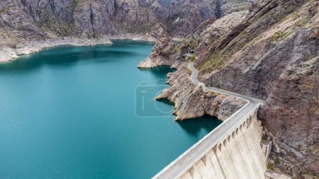 Téléchargez les photos : Vue aérienne d'un barrage sur le réservoir Embalse Valle Grande en Argentine avec des montagnes rocheuses - en image libre de droit