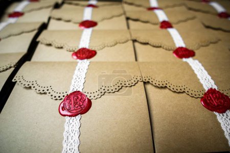 Téléchargez les photos : Un gros plan d'enveloppes vintage marron décoratives avec dentelle et un timbre rouge - en image libre de droit