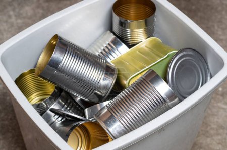 Foto de Un primer plano de latas de metal en un bote de basura. Material metálico, reciclaje. - Imagen libre de derechos