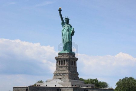 Foto de Una vista panorámica de la Estatua de la Libertad sobre un fondo de cielo azul en Liberty Island en el puerto de Nueva York - Imagen libre de derechos