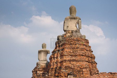 Foto de La parte posterior de las estatuas budistas en Wat Chaiwatthanaram. Parque Histórico de Ayutthaya, Tailandia. - Imagen libre de derechos