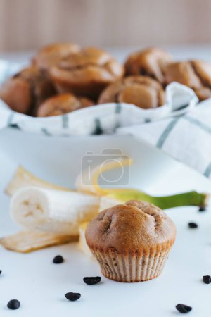 Téléchargez les photos : Un plan vertical de muffins aux myrtilles sur fond blanc - en image libre de droit