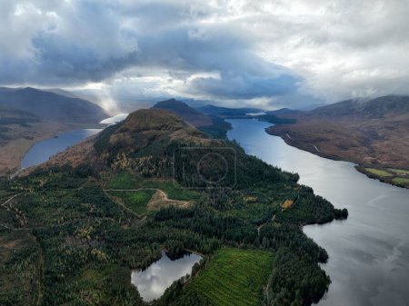 Téléchargez les photos : Une vue de drone d'un beau lac près des montagnes en Ecosse - en image libre de droit