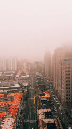 Téléchargez les photos : Une vue aérienne verticale du paysage urbain par une journée brumeuse - en image libre de droit