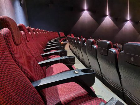 Foto de La fila de asientos vacíos en el cine. - Imagen libre de derechos