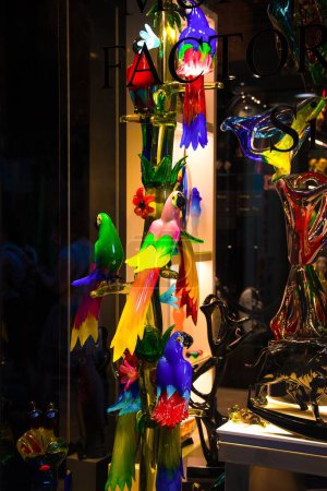 Foto de Una vertical de hermosos loros hechos de vidrio en una tienda - Imagen libre de derechos