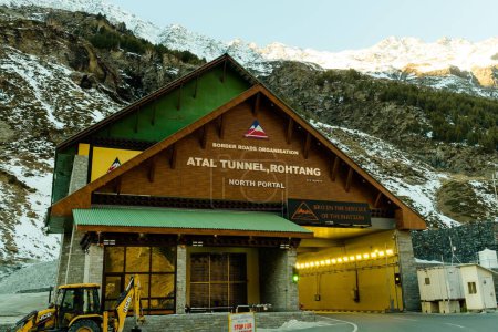 Foto de Túnel atal rohtang leh india túnel de montaña - Imagen libre de derechos