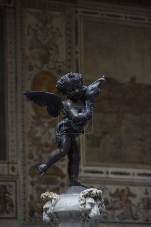 Téléchargez les photos : Plan vertical d'une statue d'ange dans un musée à Florence, Italie - en image libre de droit