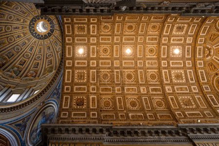 Téléchargez les photos : Vue en angle bas de l'intérieur de la basilique Saint-Pierre avec plafonds voûtés et dôme rond - en image libre de droit