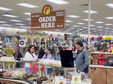 Foto de Texas City, TX, Estados Unidos - 18 de diciembre de 2022 - Los clientes de Buc-ee están cerca de la panadería en Buc-ee 's en Texas City - Imagen libre de derechos