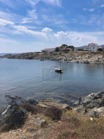 Téléchargez les photos : Un bateau sur la mer à Cadaques, Catalogne en Espagne par une journée ensoleillée - en image libre de droit