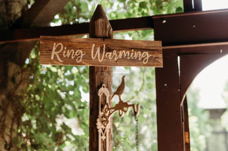 Foto de Un poste de madera con el escritorio de la nota de calentamiento del anillo en el jardín - Imagen libre de derechos