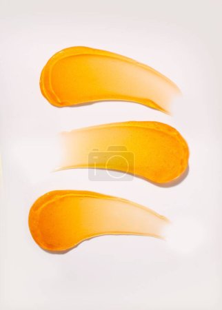 Foto de Un plano vertical de las texturas de la piel dorada sobre un fondo blanco - Imagen libre de derechos