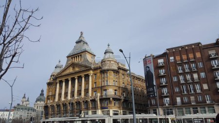 Téléchargez les photos : Un plan en angle bas du palais d'Anker avec un bel extérieur historique à Budapest, Hongrie, en automne, avec un ciel bleu en arrière-plan - en image libre de droit