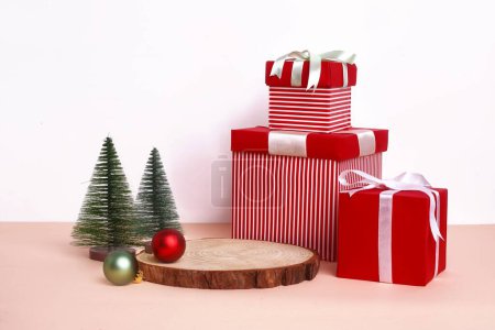 Foto de Un primer plano de una composición decorativa navideña con cajas de regalo y árboles de Navidad sobre un fondo blanco - Imagen libre de derechos