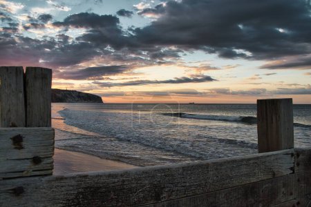 Téléchargez les photos : Ciel nuageux dramatique sur la mer scénique au coucher du soleil, île de Wight, Angleterre - en image libre de droit