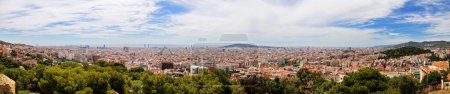 Téléchargez les photos : Une vue panoramique panoramique de Barcelone par une journée ensoleillée, Espagne - en image libre de droit