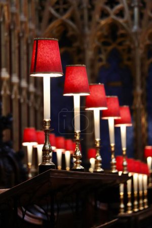 Téléchargez les photos : Une rangée de bougies rouges à l'intérieur de l'abbaye de Westminster, Royaume-Uni - en image libre de droit