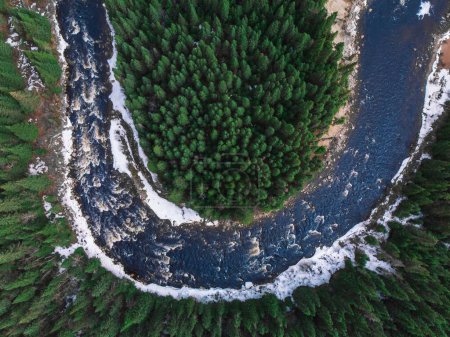 Téléchargez les photos : Vue aérienne d'une rivière entourée d'arbres et de neige au Québec, Canada - en image libre de droit