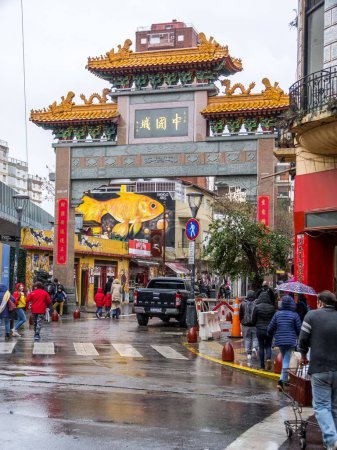 Téléchargez les photos : Un mur d'entrée de la ville chinoise un jour de pluie - en image libre de droit
