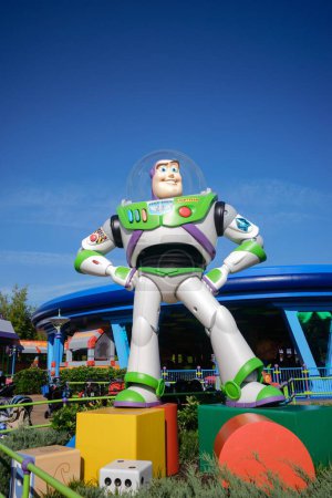Téléchargez les photos : Les soucoupes tourbillonnantes exotiques Buzz Lightyear Toy Story statues Land Disney World Hollywood Studios - en image libre de droit