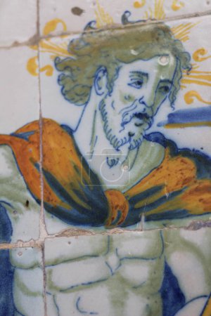 Foto de Un diseño cerámico de un varón medieval con músculo de Talavera de la Reina, El patrimonio intangible de la humanidad - Imagen libre de derechos