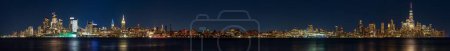 Foto de Una vista panorámica del horizonte de Nueva York Manhattan iluminado con luces - Imagen libre de derechos