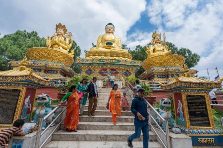 Foto de Una hermosa vista de bajo ángulo de tres grandes estatuas de oro de Buda en Buddha Park - Imagen libre de derechos