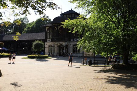 Téléchargez les photos : Une belle vue sur les arbres et les bâtiments dans le parc Szczawno Zdroj, Pologne - en image libre de droit