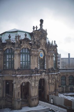 Téléchargez les photos : Vue d'hiver du palais Zwinger à Dresde, Allemagne - en image libre de droit