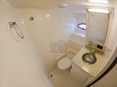 Téléchargez les photos : Un fisheye shot de la salle de bain d'un yacht - en image libre de droit