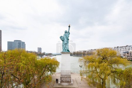 Téléchargez les photos : Réplique de la Statue de la Liberté sur l'Ile aux Cygnes, Seine à Paris, France - en image libre de droit