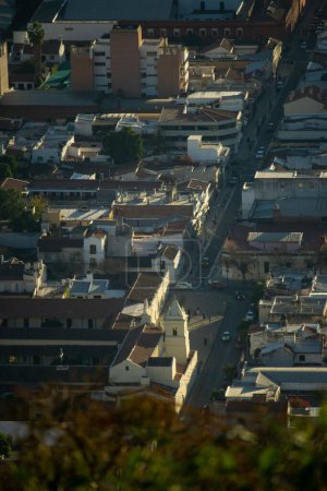 Foto de Vista aérea vertical del centro de la ciudad de Salta en Argentina - Imagen libre de derechos