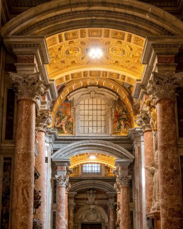 Téléchargez les photos : Vue verticale de l'intérieur de la basilique Saint-Pierre avec de beaux piliers et des plafonds dorés - en image libre de droit