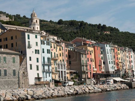 Téléchargez les photos : Maisons traditionnelles colorées de Cinque Terre bord de mer en Italie avec ciel bleu - en image libre de droit