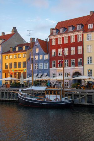 Téléchargez les photos : Un plan vertical de maisons colorées dans le quartier riverain de Nyhavn - en image libre de droit
