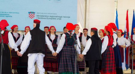 Téléchargez les photos : Un ensemble folklorique se produisant à une foire Jesen u Lici à Gospic, Croatie - en image libre de droit