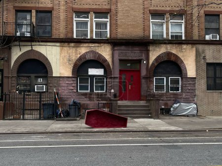 Foto de Un ataúd rojo en una acera cerca de edificios en Harlem - Imagen libre de derechos