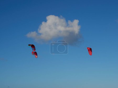 Téléchargez les photos : Une belle vue sur le kitesurf contre un ciel bleu à Telde, Gran Canaria, Îles Canaries. - en image libre de droit