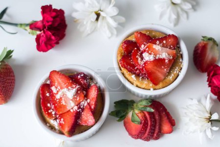 Téléchargez les photos : Un gros plan de dessert au gâteau aux fraises - en image libre de droit