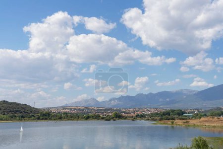 Foto de La vista de un lago sobre el fondo de las montañas Guadarrama. España. - Imagen libre de derechos