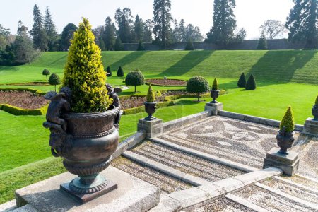 Téléchargez les photos : Une belle vue sur les jardins Powerscourt dans le comté de Wicklow, Irlande - en image libre de droit